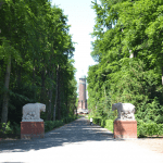 Volkspark Jungfernheide. Bärenfiguren und Wasserturm